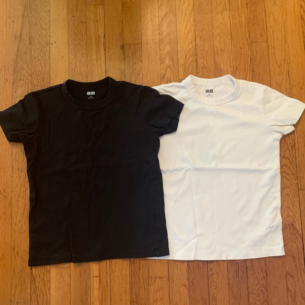 Set of 2 black and white uniqlo T-shirt’s size small